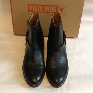 Pikolinos black leather boots